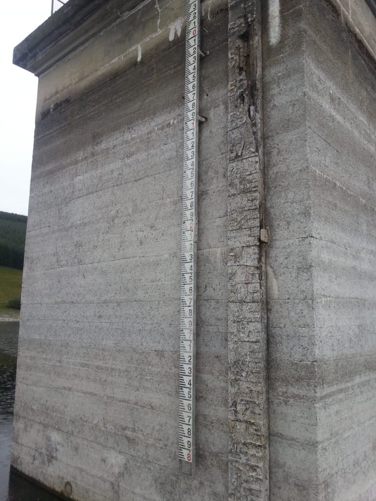 A set of D50 gauge boards reading from +1 to -4 metres. Wall mounted on an aluminium sub-frame at a reservoir in North Yorkshire